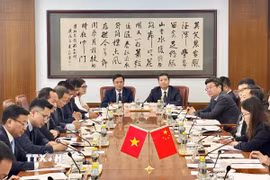Thứ trưởng Bộ Xây dựng Nguyễn Danh Huy, Chủ tịch Phân ban Việt Nam (bên phải) cùng đoàn công tác tham dự Phiên họp lần thứ nhất Ủy ban liên hợp hợp tác đường sắt Việt-Trung. (Ảnh: TTXVN phát)