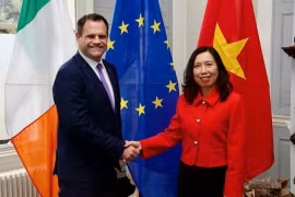 Thứ trưởng Lê Thị Thu Hằng và Quốc vụ khanh Bộ Ngoại giao và Thương mại Ireland Neale Richmond đồng chủ trì Tham vấn chính trị cấp Thứ trưởng Ngoại giao Việt Nam-Ireland. (Nguồn: Báo Quốc tế)