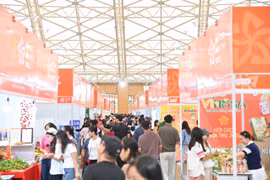 Khách tham quan các gian hàng tại Hội chợ mùa Thu 2025. (Ảnh: PV/Vietnam+)