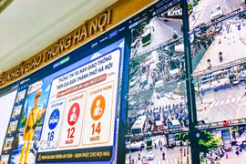 Trung tâm Điều khiển giao thông Hà Nội theo dõi, cập nhật dữ liệu từ hệ thống gần 5.000 camera AI và truyền thông tin giao thông theo thời gian thực tới các màn hình LED điện tử trên địa bàn thành phố. (Ảnh: Trung Nguyên/TTXVN)