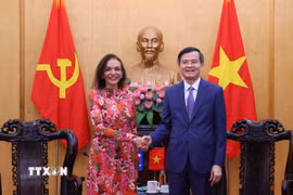 Đồng chí Đoàn Minh Huấn, Ủy viên Bộ Chính trị, Giám đốc Học viện Chính trị quốc gia Hồ Chí Minh tiếp bà Anne Aly, Bộ trưởng Phát triển Quốc tế, kiêm Bộ trưởng Doanh nghiệp Nhỏ và Bộ trưởng Các vấn đề Đa văn hóa Australia. (Ảnh: Văn Điệp/TTXVN)
