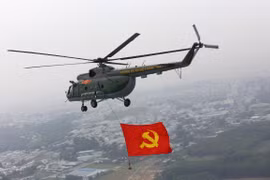 Một máy bay trực thăng Mi-8 bay trên bầu trời thành phố Biên Hòa. (Ảnh: Sỹ Tuyên/TTXVN)