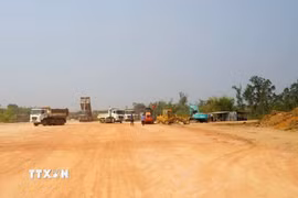 Các đơn vị khẩn trương thi công đường bộ cao tốc Quy Nhơn-Pleiku. (Ảnh: Sỹ Thắng/TTXVN)