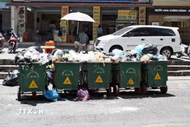 Rác thải sinh hoạt tràn ngập đô thị Đà Lạt khi Nhà máy xử lý rác thải đóng cửa trong 2 ngày 12-13/6. (Ảnh: Chu Quốc Hùng/TTXVN)