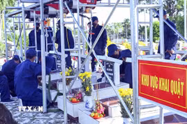 Tiến hành khai quật lấy mẫu ADN ở các mộ chưa xác định danh tính tại Nghĩa trang liệt sỹ xã Trần Văn Thời (Cà Mau). (Ảnh: TTXVN phát)