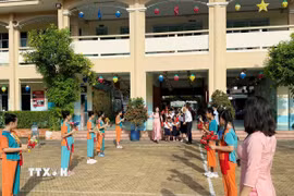 Khai giảng năm học mới tại Trường Tiểu học Bùi Văn Mới (phường Phước Long, Thành phố Hồ Chí Minh). (Ảnh: Thu Hoài/TTXVN)
