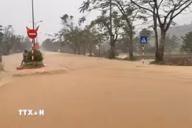Một số tuyến đường của xã A Lưới 3, thành phố Huế, bị ngập, nước chảy siết do mưa lớn. (Ảnh: TTXVN phát)