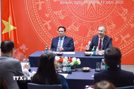 Thủ tướng Phạm Minh Chính gặp cán bộ Đại sứ quán và cộng đồng người Việt Nam tại Kuwait. (Ảnh: Dương Giang/TTXVN)