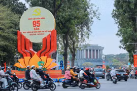 Một biểu tượng cỡ lớn chào mừng 95 năm Ngày Thành lập Đảng Cộng sản Việt Nam trên đường Điện Biên Phủ. (Ảnh: Hoàng Hiếu/TTXVN)