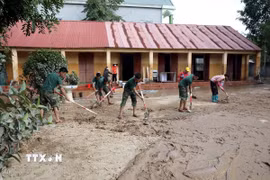 Cán bộ chiến sỹ Tiểu đoàn 6, Trung đoàn 12, Sư đoàn 3, Quân khu 1 giúp Trường Trung học cơ sở xã Yên Bình, tỉnh Lạng Sơn thu dọn vệ sinh trường lớp học. (Ảnh: Văn Đạt/TTXVN)