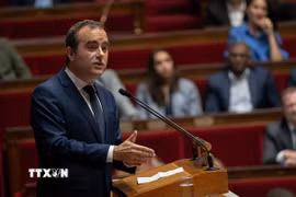 Thủ tướng Pháp Sebastien Lecornu phát biểu trước Quốc hội ở Paris. (Ảnh: THX/TTXVN)