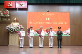 Bộ trưởng Lương Tam Quang trao Quyết định thành lập Trung tâm Dữ liệu quốc gia. (Ảnh: Công an cung cấp)