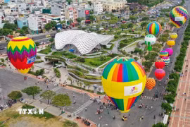 Công viên APEC, nằm cạnh bên sông Hàn - điểm thu hút đông du khách đến tham quan du lịch thành phố Đà Nẵng. (Ảnh: Trần Lê Lâm/TTXVN)