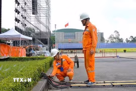 Công nhân EVNHANOI kiểm tra hệ thống điện tại Quảng trường Ba Đình. (Ảnh: Quốc Lũy/TTXVN)