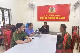 Cơ quan chức năng tiến hành lấy lời khai đối tượng Giàng A Si (dấu X). (Ảnh: Công an tỉnh Sơn La)