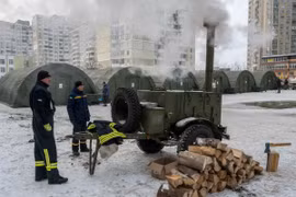 Các nhân viên cứu hộ Ukraine dựng lều tại một điểm sưởi ấm ở Kiev để cung cấp cứu trợ khẩn cấp trong điều kiện thời tiết giá lạnh. (Nguồn: EPA)