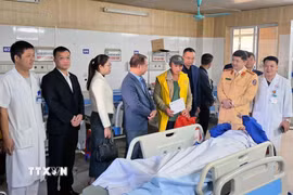 Thăm hỏi và trao quà cho các nạn nhân bị tai nạn giao thông có hoàn cảnh khó khăn tại bệnh viện Trung ương Thái Nguyên. (Ảnh: Thu Hằng/TTXVN)