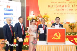 Đại biểu bỏ phiếu bầu Ban Chấp hành Đảng bộ Tổng công ty Thép Việt Nam nhiệm kỳ 2025-2030. (Ảnh: Chu Thanh Vân/TTXVN)