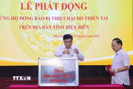 Bí thư Tỉnh ủy Điện Biên Trần Quốc Cường ủng hộ đồng bào thiệt hại do thiên tai. (Ảnh: Xuân Tư/TTXVN)