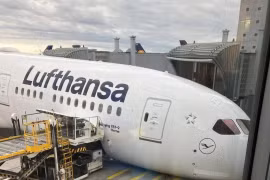 Máy bay Boeing 787 của Lufthansa gặp sự cố sập càng đáp trước.