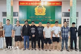 Nhóm đối tượng cho vay lãi nặng bị Công an Đồng Nai tạm giữ. (Ảnh: Công an Đồng Nai/TTXVN phát)