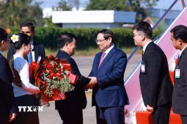 Lễ đón Thủ tướng Phạm Minh Chính đến Thủ đô Vientiane đồng chủ trì Kỳ họp lần thứ 48 Ủy ban liên Chính phủ Việt Nam-Lào. (Ảnh: Dương Giang/TTXVN)