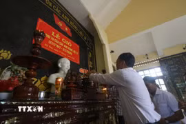 Lãnh đạo xã Mỹ Thọ (Đồng Tháp) thắp hương tri ân các Anh hùng liệt sỹ. (Ảnh: Hồng Thái/TTXVN)