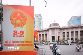 Pano cỡ lớn chào mừng Quốc khánh 2/9 được bố trí phía trước khu vực Ngân hàng nhà nước Việt Nam. (Ảnh: Hoàng Hiếu/TTXVN)