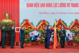 Tổng Bí thư, Chủ tịch nước Tô Lâm, Bí thư Quân ủy Trung ương, trao Danh hiệu Anh hùng Lực lượng vũ trang Nhân dân tặng Quân khu 5, Bộ Quốc phòng. (Ảnh: Thống Nhất/TTXVN)