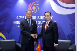Bộ trưởng Ngoại giao Lê Hoài Trung gặp Bộ trưởng Ngoại giao Singapore Vivian Balakrishnan. (Nguồn: Bộ Ngoại giao)