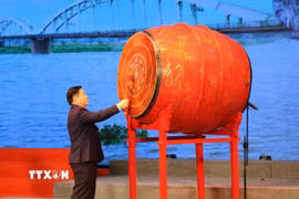 Ông Nguyễn Trọng Nghĩa, Ủy viên Trung ương Đảng, Bí thư Trung ương Đảng, Trưởng Ban Tuyên giáo và Dân vận Trung ương, gióng hồi trống khai mạc Ngày thơ Việt Nam lần thứ 3 năm 2025. (Ảnh: Thùy Dung/TTXVN)
