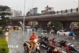 Một điểm ngập úng cục bộ trên phố Minh Khai (Hà Nội). (Ảnh minh họa: Phạm Tuấn Anh/TTXVN)
