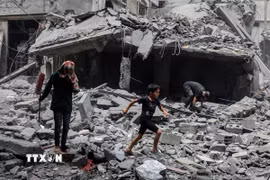 Tòa nhà bị phá hủy sau cuộc không kích của Israel tại Gaza. (Ảnh: THX/TTXVN)