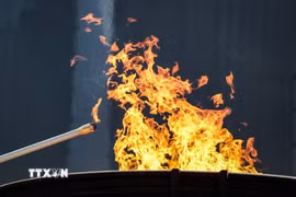 Nghi thức thắp đuốc ASIAD 2026 tại sân vận động quốc gia Nhật Bản ở Tokyo ngày 18/8. (Ảnh: THX/TTXVN phát)