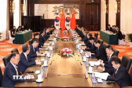 Thủ tướng Trung Quốc Lý Cường và Thủ tướng Hàn Quốc Kim Min Seok tại cuộc hội đàm bên lề Hội nghị thường niên các nhà tiên phong lần thứ 17 của Diễn đàn Kinh tế thế giới (WEF) tại thành phố Đại Liên, tỉnh Liêu Ninh, Trung Quốc. (Ảnh: THX/TTXVN)