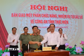 Ký kết, bàn giao nhiệm vụ giữa Ban giám đốc Công an tỉnh Bạc Liêu và lãnh đạo Sở Tư pháp. (Ảnh: Tuấn Kiệt/TTXVN)