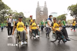 Các vận động viên khuyết tật Thành phố Hồ Chí Minh tham gia Ngày chạy Olympic vì sức khỏe toàn dân. (Ảnh: Thanh Vũ/TTXVN)