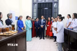 Bà Ngô Phương Ly, Phu nhân Tổng Bí thư, Chủ tịch nước Tô Lâm và bà Caroline Parmelin, Phu nhân Tổng thống Liên Bang Thụy Sĩ giao lưu với sinh viên trường Đại học Dược Hà Nội. (Ảnh: Phạm Kiên/TTXVN)