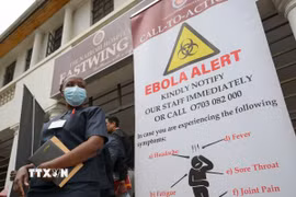 Bảng thông tin cảnh báo dịch Ebola tại bệnh viện Nairobi ở thủ đô Nairobi, Kenya. (Ảnh: THX/TTXVN phát)