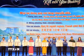 Lãnh đạo Ủy ban MTTQ Việt Nam trao Thư cảm ơn, tri ân sự đóng góp của các cơ quan, đơn vị, doanh nghiệp và cá nhân đã ủng hộ Quỹ Vì người nghèo. (Ảnh: Xuân Khu/TTXVN)