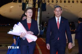 Bộ trưởng Bộ Tài chính Ngô Văn Tuấn đón Thủ tướng Công quốc Liechtenstein Brigitte Haas tại sân bay quốc tế Nội Bài, Hà Nội. (Ảnh: Phạm Kiên/TTXVN)
