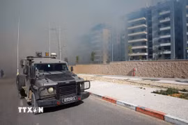 Khói bốc lên sau vụ một số quả rocket được bắn từ Dải Gaza sang Sderot, miền nam Israel, ngày 2/5/2023. (Ảnh: THX/TTXVN)