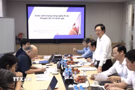 Phó Thủ tướng Hồ Quốc Dũng làm việc với Viện Phát triển chuyển đổi xanh, chuyển đổi số Việt Nam (IGD) về hoạt động của Viện và các nội dung liên quan đến Khung kiến trúc tổng thể quốc gia số. (Ảnh: Lâm Khánh/TTXVN)