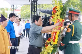 Thủ tướng Phạm Minh Chính dâng hoa tưởng niệm các Anh hùng liệt sỹ tại Nghĩa trang liệt sỹ Quốc gia Đường 9. (Ảnh: Dương Giang/TTXVN)