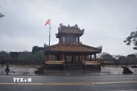Một số đoạn đường ở trung tâm thành phố Huế nước đã rút hết. (Ảnh: Văn Dũng/TTXVN)