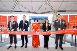 Tổng Lãnh sự Việt Nam tại Hong Kong và Macau Lê Đức Hạnh (giữa) cùng các đại biểu cắt băng khai trương đường bay. (Ảnh: Xuân Vịnh/TTXVN)