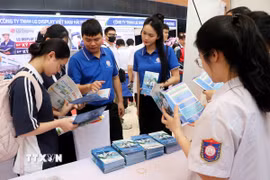 Học sinh, sinh viên tìm hiểu cơ hội việc làm tại các doanh nghiệp. (Ảnh: Mạnh Tú/TTXVN)