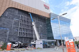 Công nhân đang cải tạo địa điểm tổ chức hội nghị thượng đỉnh APEC 2025 tại Gyeongju. (Nguồn: Yonhap)