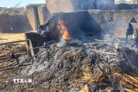 Căn nhà bị phá huỷ sau vụ pháo kích của Lực lượng phản ứng nhanh (RSF) Sudan ở bang Bắc Darfur, ngày 11/12/2024. (Ảnh: THX/TTXVN)