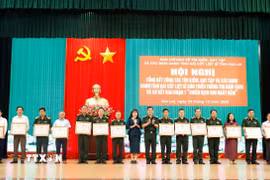 Trao Bằng khen của Chủ tịch UBND tỉnh Gia Lai cho các cá nhân có thành tích xuất sắc trong công tác tìm kiếm, quy tập và xác định danh tính hài cốt liệt sỹ. (Ảnh: Sỹ Thắng/TTXVN)